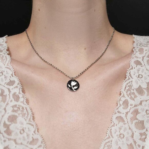 Vintage 60s tulip flower pendant with a small silver chain - Picture 2 of 6